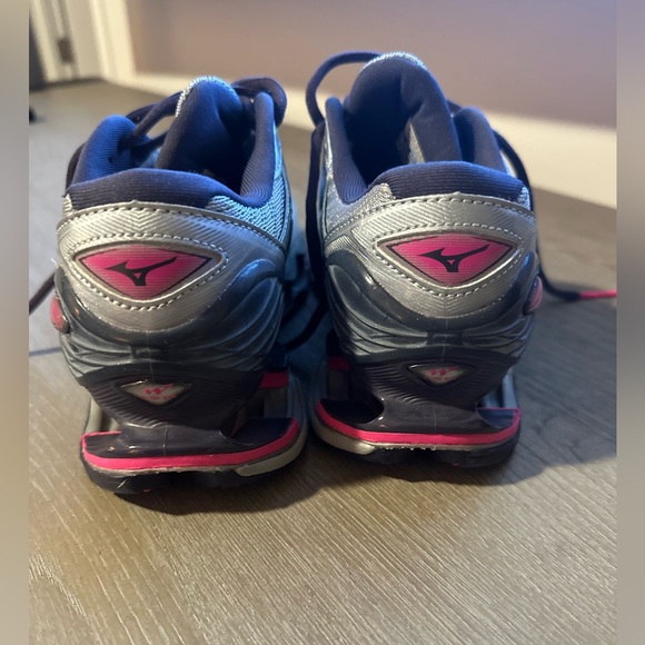 Mizuno Running Shoes - Picture 2 of 4